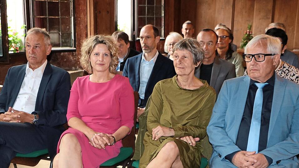 Dritter Bürgermeister Ludwig Artinger (von links), zweite Bürgermeisterin Astrid Freudenstein, Ehefrau Gisela Bender und Jubilar Jürgen Huber (von links) lauschen der Laudatio der Oberbürgermeisterin. Dritter Bürgermeister Ludwig Artinger (von links), zweite Bürgermeisterin Astrid Freudenstein, Ehefrau Gisela Bender und Jubilar Jürgen Huber (von links) lauschen der Laudatio der Oberbürgermeisterin.