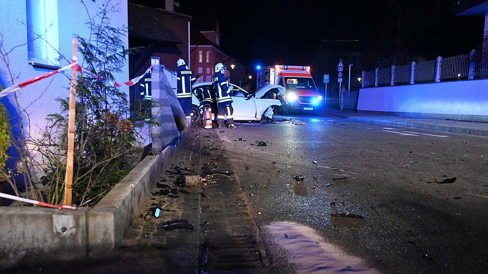 Die Polizei stellte beim Autofahrer deutliche Alkoholisierung fest. Die Polizei stellte beim Autofahrer deutliche Alkoholisierung fest.