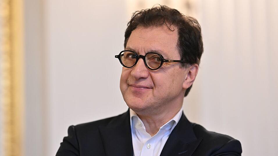 Intendant Serge Dorny empfing rund 500 Gäste auf der Bühne der Staatsoper. (Archivbild) Intendant Serge Dorny empfing rund 500 Gäste auf der Bühne der Staatsoper. (Archivbild)