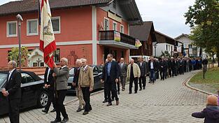 Im langen Zug zur Kirche trug Fähnrich Paul Sittinger dem Jubelverein die Fahnen voran. Im langen Zug zur Kirche trug Fähnrich Paul Sittinger dem Jubelverein die Fahnen voran.