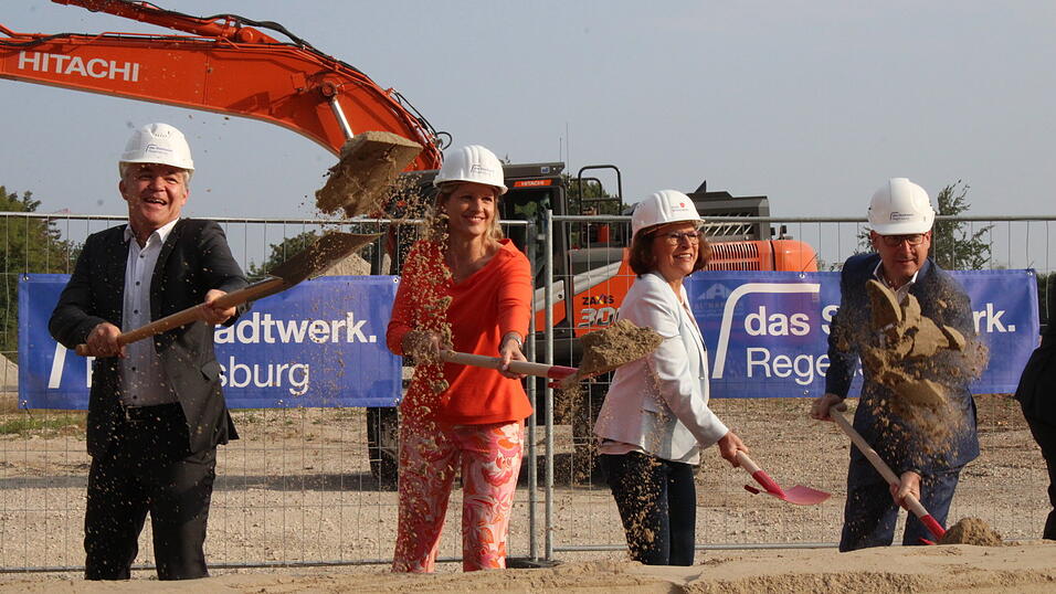 Regensburgs Oberb&uuml;rgermeisterin Gertrud Maltz-Schwarzfischer und Sportb&uuml;rgermeisterin Astrid Freudenstein beim Spatenstich.