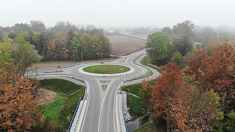 Der Kreisverkehr bei der Isarbr&uuml;cke Teisbach. Nach links f&uuml;hrt die neu gebaute Kreisstra&szlig;e DGF 8 nach Loiching, nach oben die neue DGF 16 nach Dingolfing. Im Vordergrund die Br&uuml;cke &uuml;ber den Sickergraben.