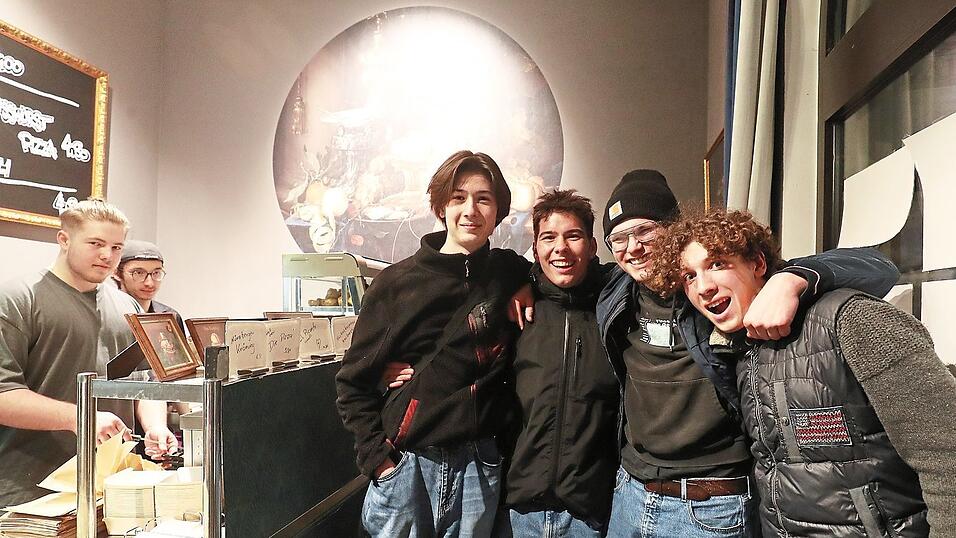 Neben Lederhosen- und Dirndltr&auml;gern zieht es auch zivile Kundschaft am letzten Dultwochenende zum 'Karl'. Denn auch f&uuml;r sie gibt es um die Uhrzeit sonst nichts mehr zum Essen.