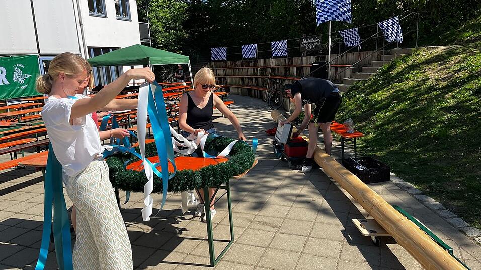 Die Hoberfoidtreiber aus Altfraunhofen bereiten sich auf das Maibaumfest vor. Die Hoberfoidtreiber aus Altfraunhofen bereiten sich auf das Maibaumfest vor.