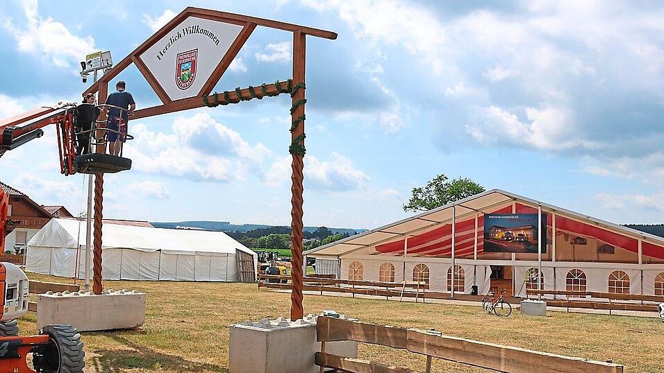 Die letzten Handgriffe, bevor das Fest zur Gerätehaussegnung der Feuerwehr Altenkreith beginnen kann. Von Freitag bis Sonntag wird dieser Meilenstein der Vereinsgeschichte an der Mitterdorfer Straße gebührend gefeiert.