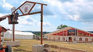Die letzten Handgriffe, bevor das Fest zur Gerätehaussegnung der Feuerwehr Altenkreith beginnen kann. Von Freitag bis Sonntag wird dieser Meilenstein der Vereinsgeschichte an der Mitterdorfer Straße gebührend gefeiert.