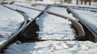 Eine Obdachlose im Gleisbereich hat am Morgen den Bahnverkehr lahmgelegt. (Symbolbild)