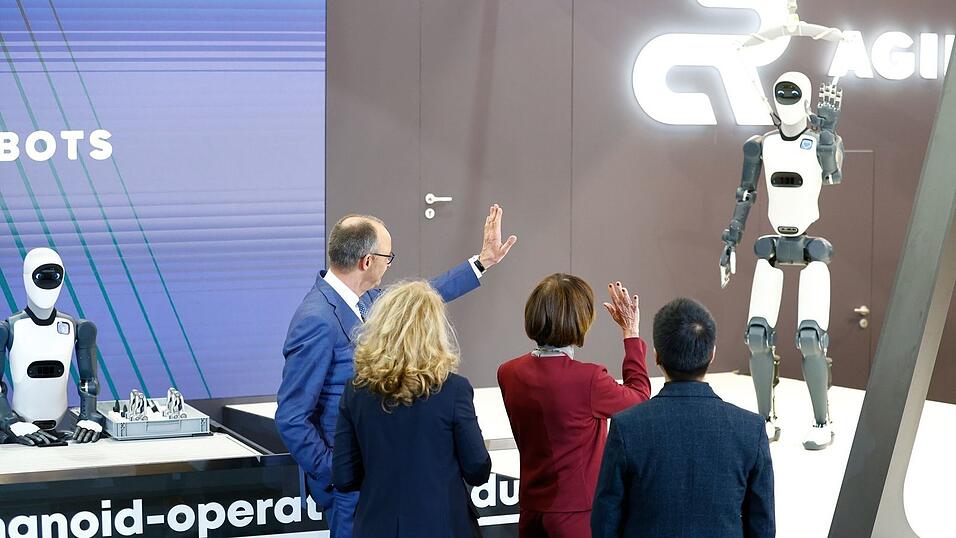 Bundeskanzler Friedrich Merz winkt einem Roboter zu – die Zukunft winkt zurück. Bundeskanzler Friedrich Merz winkt einem Roboter zu – die Zukunft winkt zurück.
