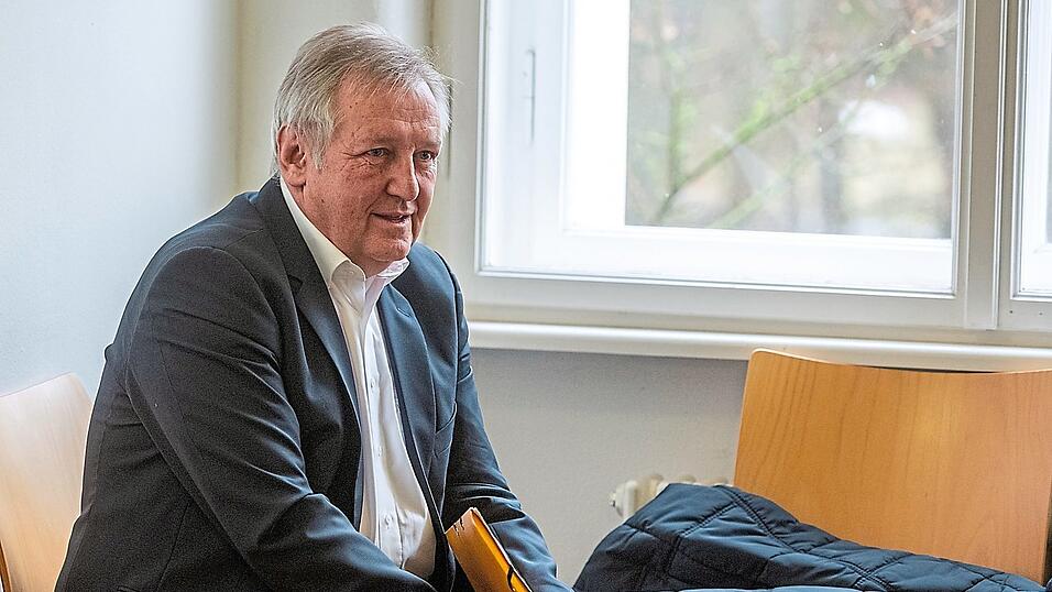 Bernhard Krempl (Freie Wähler), ehemaliger Bürgermeister von Geiselhöring, vor seiner Aussage Bernhard Krempl (Freie Wähler), ehemaliger Bürgermeister von Geiselhöring, vor seiner Aussage