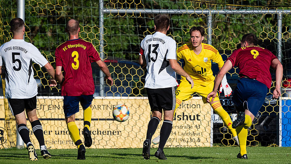 Im Test gegen Osterhofen trafen die Oberp&ouml;ringer Nicolas Scherer und Daniel Heigl (in rot) nicht, das soll aber im ersten Punktspiel der Saison beim TSV Gangkofen anders werden.