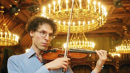 Christoph Goldstein im Rathausprunksaal - der beste Ort für klassische Konzerte in Landshut, sagt er.