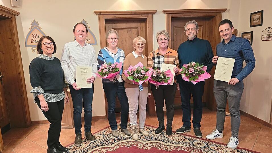 Treue Vereinsmitglieder und die ausgeschiedenen Vorstandsmitglieder wurden f&uuml;r ihr Engagement f&uuml;r den Gesangverein geehrt.
