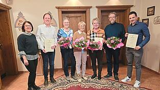 Treue Vereinsmitglieder und die ausgeschiedenen Vorstandsmitglieder wurden f&uuml;r ihr Engagement f&uuml;r den Gesangverein geehrt.