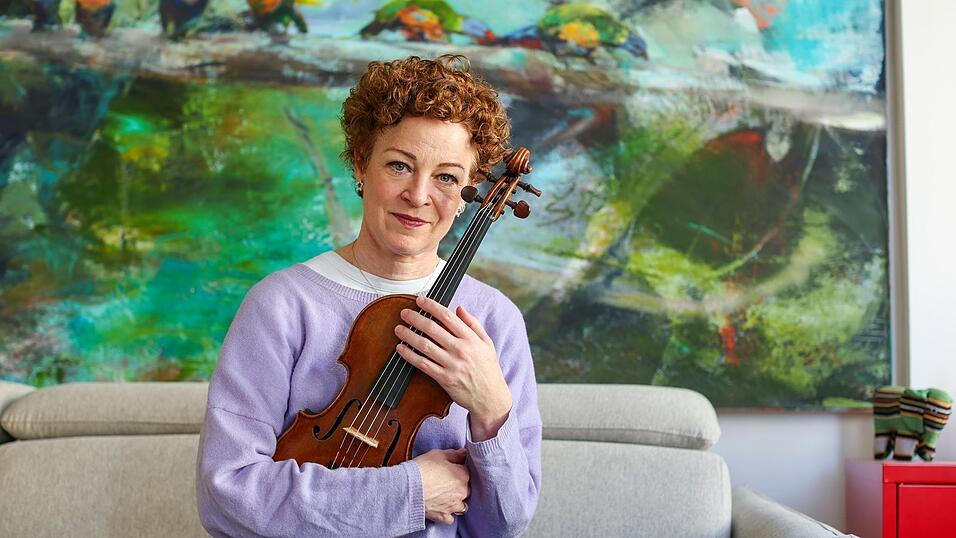 Carolin Widmann hatte Angst um ihr wertvolles Instrument. Nun hat die Lufthansa die Regel f&uuml;r kleine Instrumente ge&auml;ndert.