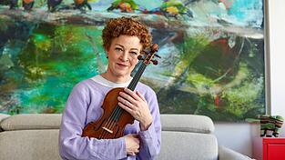 Carolin Widmann hatte Angst um ihr wertvolles Instrument. Nun hat die Lufthansa die Regel f&uuml;r kleine Instrumente ge&auml;ndert.