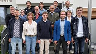Der Waffenbrunner Gemeinderat hat sich konstituiert: vorne von rechts die neuen Mitglieder Florian Wurzer, Philipp Schie&szlig;l, Felix K&ouml;ppl, Johanna Sperlich, Johannes Ederer und Fabian Seidl; in der zweiten Reihe von rechts Vizeb&uuml;rgermeisterin Silvia Irrgang, B&uuml;rgermeister Sepp Ederer, Gerhard Schinabeck, Inge Ruhland, in der oberen Reihe von rechts Alois Platzer, Thomas R&ouml;ckl, Josef Stelzer und Stefan R&ouml;ckl. Auf dem Bild fehlt Albert Hausner.
