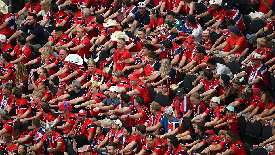 Auf den Trib&uuml;nen wurde von norwegischen Fans wieder gerudert.