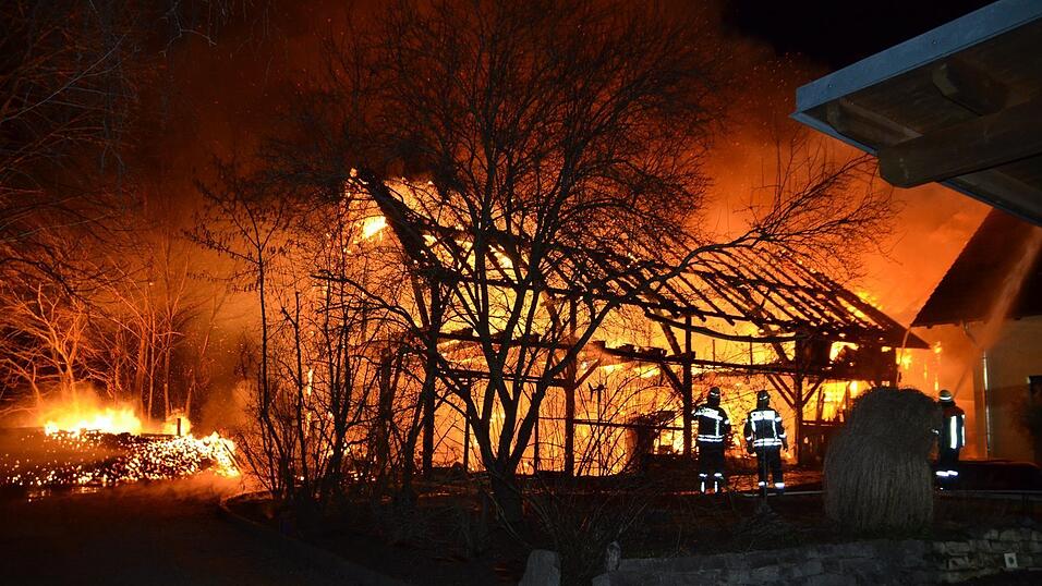 Ein Feuer brach im März in Haindling im Landkreis Straubing-Bogen aus.