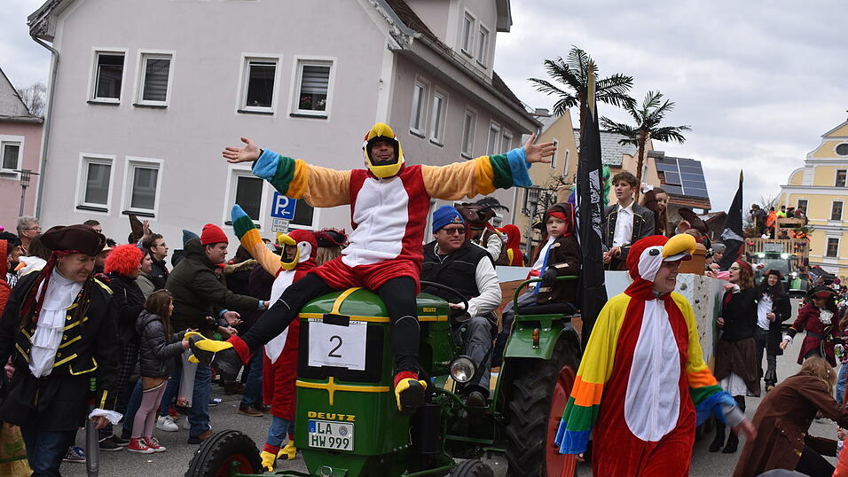 Auch das war erfreulich: PS-schwache Oldtimer zogen fantasievolle Faschingswagen.
