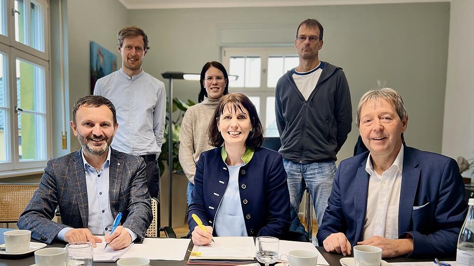 Auftakt zur kommunalen W&auml;rmeplanung im Rathaus (vorne, v. li.): B&uuml;rgermeister Markus Hofmann mit Christina Albrecht und Johann Seebauer (Bayernwerk Netz GmbH). Dahinter (v. li.) Nils Schild (INEV), Maya Joachimstaller (Bauamt) und Gesch&auml;ftsleiter Karl-Heinz Lummer