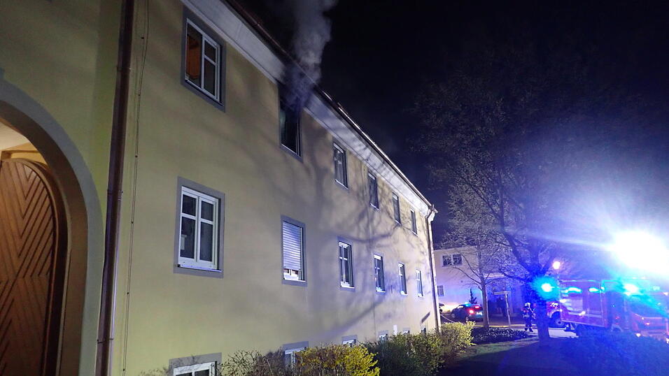 Von der Straße aus ist gut sichtbar, wo das Feuer ausgebrochen ist. 