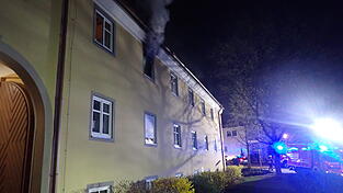 Von der Straße aus ist gut sichtbar, wo das Feuer ausgebrochen ist.  Von der Straße aus ist gut sichtbar, wo das Feuer ausgebrochen ist.