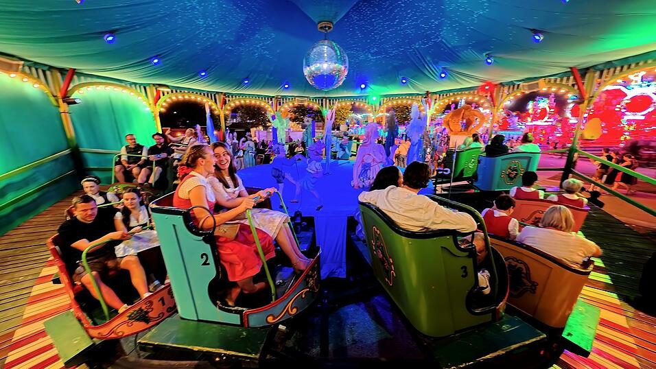 „A Trumm vom Paradies“, damit wirbt das Volksfest für sich. Um diesen weiß-blauen Garten Eden zu erleben, muss man schon runterfahren auf das Paradies am Hagen und dann am besten als Lederhosen-Adam seine Dirndl-Eva zu einer Fahrt ins Paradies einladen. Beide werden das historische Fahrgeschäft mit diesem Namen mit einem himmlischen Lächeln verlassen. „A Trumm vom Paradies“, damit wirbt das Volksfest für sich. Um diesen weiß-blauen Garten Eden zu erleben, muss man schon runterfahren auf das Paradies am Hagen und dann am besten als Lederhosen-Adam seine Dirndl-Eva zu einer Fahrt ins Paradies einladen. Beide werden das historische Fahrgeschäft mit diesem Namen mit einem himmlischen Lächeln verlassen.