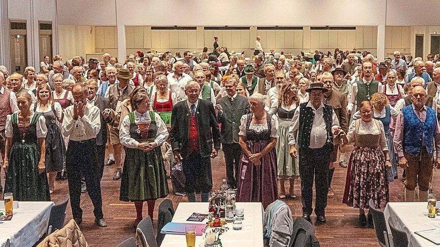 Den Auftakt der etwa fünfstündigen Tanzveranstaltung machte die Polonaise durch die Stadthalle und das Foyer. Den Auftakt der etwa fünfstündigen Tanzveranstaltung machte die Polonaise durch die Stadthalle und das Foyer.