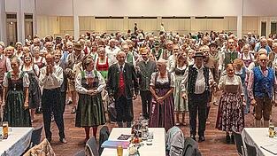 Den Auftakt der etwa fünfstündigen Tanzveranstaltung machte die Polonaise durch die Stadthalle und das Foyer. Den Auftakt der etwa fünfstündigen Tanzveranstaltung machte die Polonaise durch die Stadthalle und das Foyer.