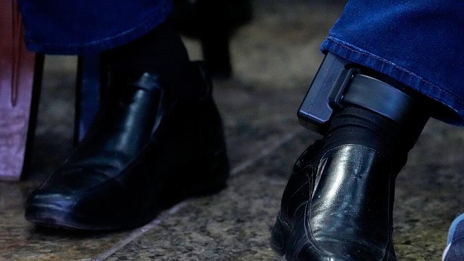 Die elektronische Fußfessel an Bolsonaros linkem Knöchel sorgt für Diskussionsstoff. (Archivbild)