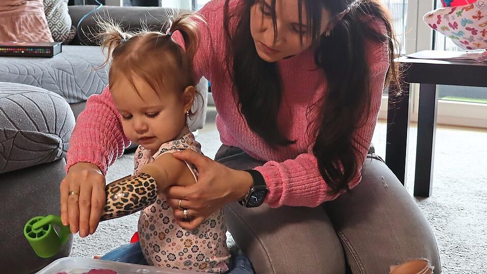 F&uuml;r das An-und Ausziehen der Prothese, den Handwechsel oder die richtige Handstellung braucht Leticia dennoch Hilfe, etwa von ihrer Mutter Roxana.