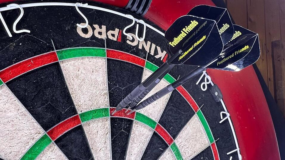 Drei perfekte Darts: Das ergibt 180 Punkte - die H&ouml;chstzahl pro Wurfrunde. Der Dartverein 'Feathered Friends' sucht neben einem potentiellen Vereinsheim auch neue Mitglieder.