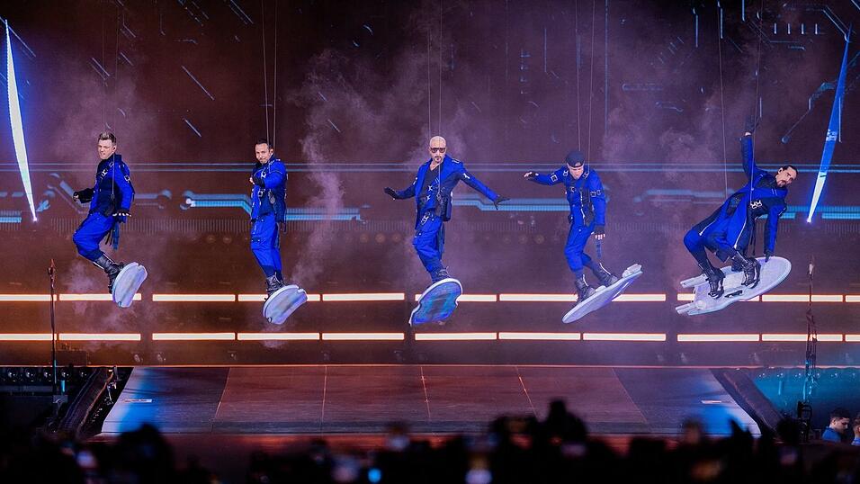 Die Show der Backstreet Boys begann schwebend unter dem Stadiondach.
