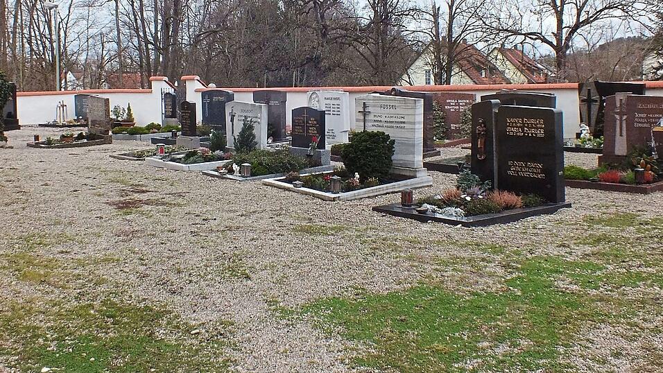 Der Friedhof in Wang ist ein Sanierungsfall. Wenn alles glatt läuft, kann sich das heuer noch ändern. Der Friedhof in Wang ist ein Sanierungsfall. Wenn alles glatt läuft, kann sich das heuer noch ändern.