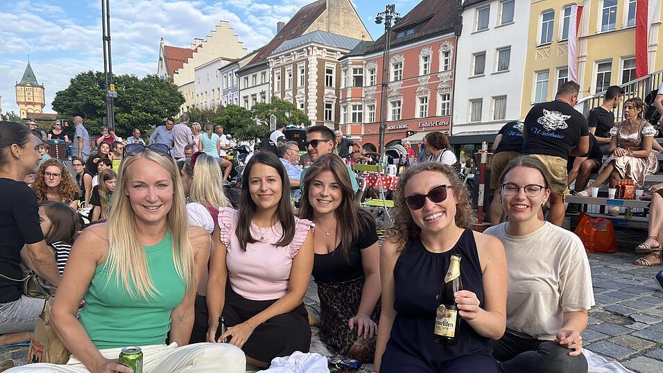 Mit Brotzeit, Getr&auml;nken und z&uuml;nftiger Musi l&auml;uteten die Straubingerinnen und Straubinger voller Vorfreude ihre 'F&uuml;nfte Jahreszeit' ein.