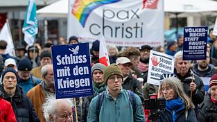 Jung und Alt haben sich heute bei der Kundgebung zum Ostermarsch auf dem M&uuml;nchner Marienplatz versammelt.