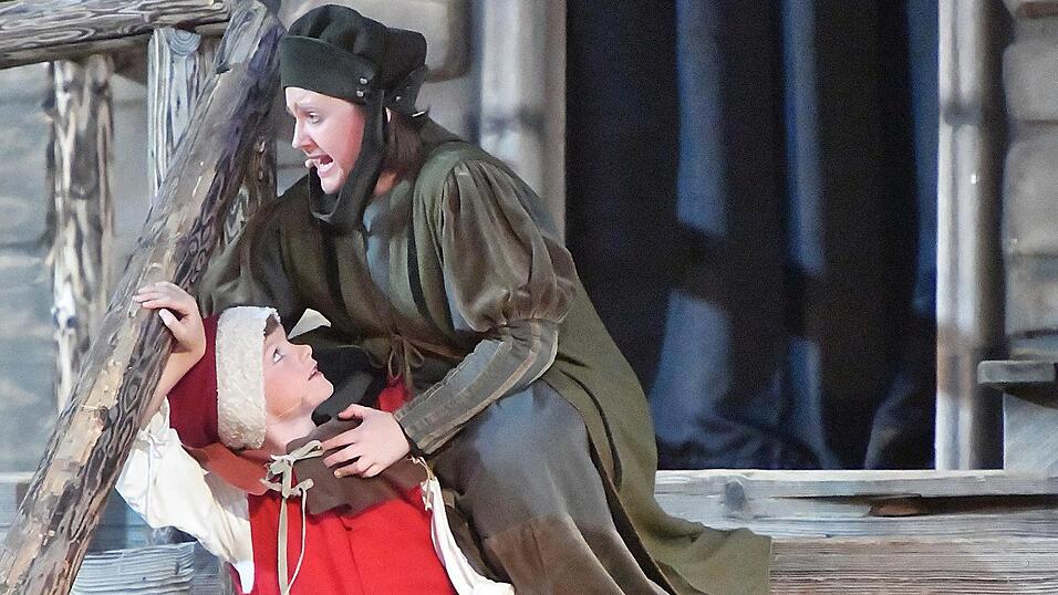 Florian, der Sohn der Wirtin, ist am Anfang und am Ende des St&uuml;cks zu sehen.