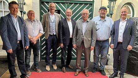 B&uuml;rgermeister Thomas Etschmann (r.) und seine Stellvertreter (v.l.) Kurt Erndl und Konrad Breit dankten den ausgeschiedenen Stadtr&auml;ten Dr. Max Heindl, Karl-Heinz Hierzegger, Franz Groh und Christian Scheibel.