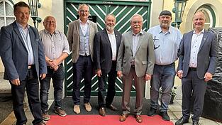 Bürgermeister Thomas Etschmann (r.) und seine Stellvertreter (v.l.) Kurt Erndl und Konrad Breit dankten den ausgeschiedenen Stadträten Dr. Max Heindl, Karl-Heinz Hierzegger, Franz Groh und Christian Scheibel. Bürgermeister Thomas Etschmann (r.) und seine Stellvertreter (v.l.) Kurt Erndl und Konrad Breit dankten den ausgeschiedenen Stadträten Dr. Max Heindl, Karl-Heinz Hierzegger, Franz Groh und Christian Scheibel.
