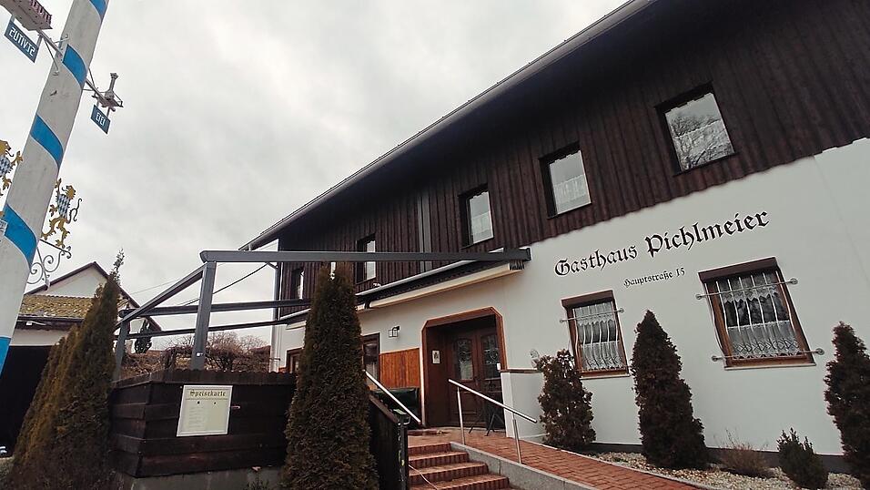 Auf der Terrasse soll ab dem Frühjahr unter der Pergola wieder ausgelassen gefeiert werden. Auf der Terrasse soll ab dem Frühjahr unter der Pergola wieder ausgelassen gefeiert werden.