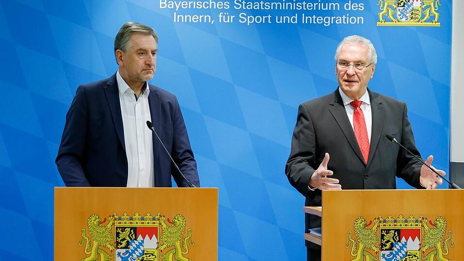 Bayerns Innenminister Joachim Herrmann (r, CSU) spricht in einer Pressekonferenz zu den geplanten Protesten von Landwirten gegen die Sparpläne der Bundesregierung mit dem Günther Felßner, Präsident des Bayerischen Bauernverbands (l) im Polizeipräsidium Mittelfranken. Bayerns Innenminister Joachim Herrmann (r, CSU) spricht in einer Pressekonferenz zu den geplanten Protesten von Landwirten gegen die Sparpläne der Bundesregierung mit dem Günther Felßner, Präsident des Bayerischen Bauernverbands (l) im Polizeipräsidium Mittelfranken.
