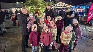 Bürgermeister Josef Beham (l.) freute sich mit den vielen kleine Gästen.
