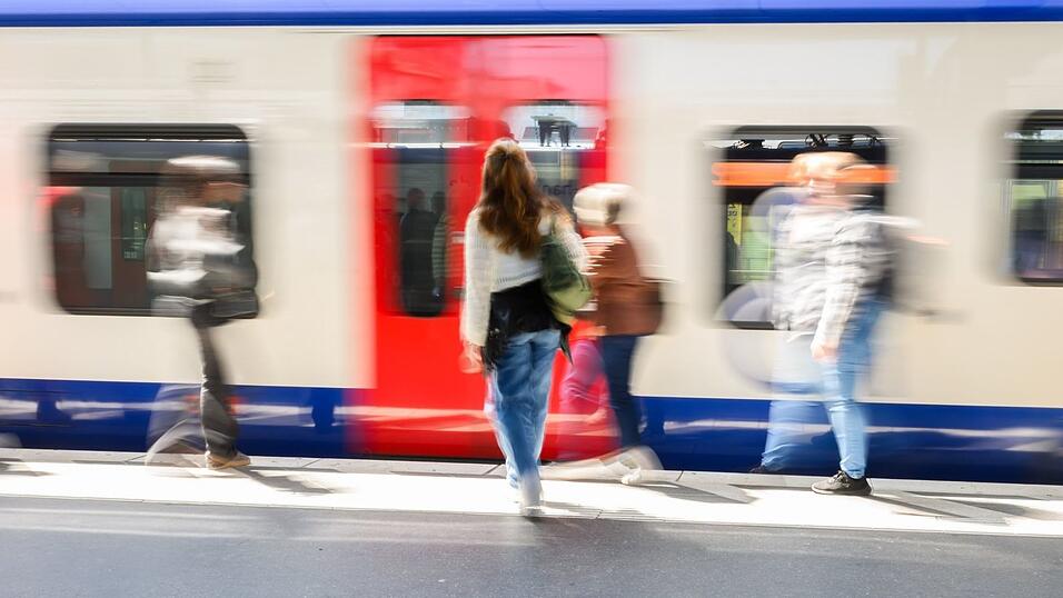 Das Deutschlandticket gibt es seit dem 1. Mai 2023. (Arcjhivbild) Das Deutschlandticket gibt es seit dem 1. Mai 2023. (Arcjhivbild)