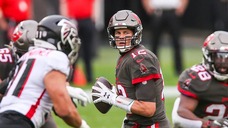 Auch mit 43 Jahren noch in Top-Form ist Buccaneers-Quarterback Tom Brady. Der sechsfache Super-Bowl-Sieger hat sein neues Team in die Playoffs geführt.