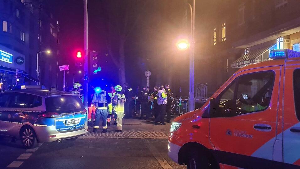 In einer Wohnung in der Wichmannstra&szlig;e sind am Sonntagabend mehrere Menschen durch Sch&uuml;sse verletzt worden.