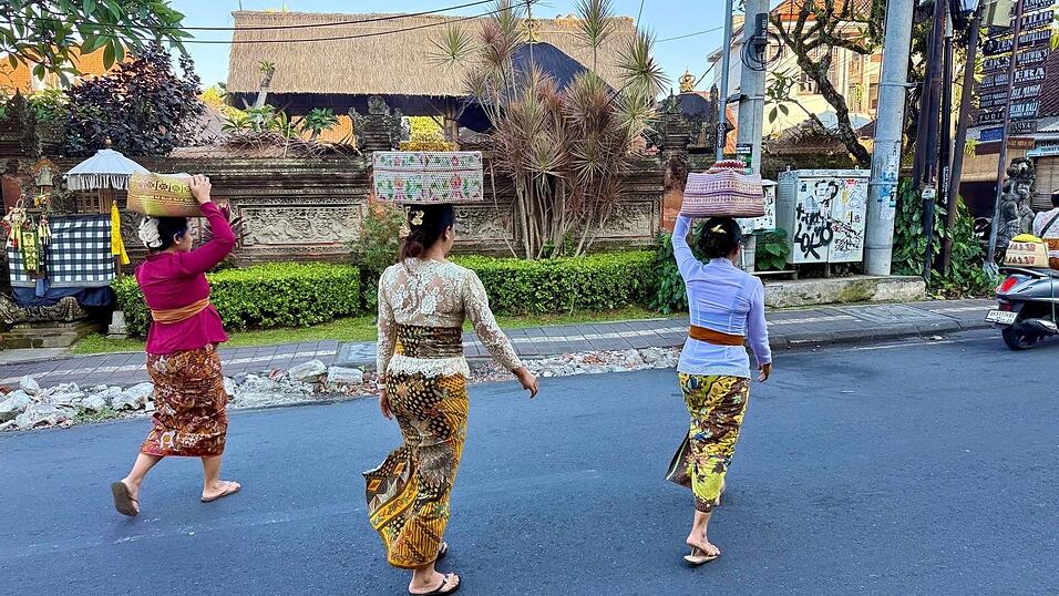 Sarongs und bunte Körbe gehören auf Bali zu «Galungan» dazu. Sarongs und bunte Körbe gehören auf Bali zu «Galungan» dazu.