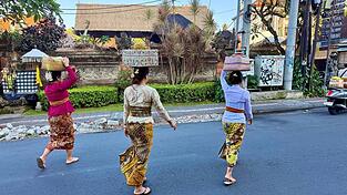 Sarongs und bunte Körbe gehören auf Bali zu «Galungan» dazu. Sarongs und bunte Körbe gehören auf Bali zu «Galungan» dazu.