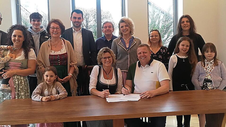 Vermieter und neuer P&auml;chter samt Familien bei der Vertragsunterzeichnung mit Cornelia Eder und Markus Schiefeneder (vorne Mitte sitzend) sowie (v.l. stehend): Giuseppe Gistaro (Service), Bettina Hendorfer (Service) mit Tochter Chiara, Lukas Eder, Seniorchefin Hildegard Eder, Jana Hendorfer, Florian Eder, Koch Norbert Damm, Andrea Harmuth (Lebensgef&auml;hrtin von Schiefender, Service), Diana Fakete (Backfee), Diana Harmuth (Ausschank), Leonie Harmuth und Rebecca Fakete.
