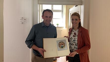 Bürgermeister Josef Schütz und Patricia Jahrstorfer mit dem Goldenen Buch der Stadt Wörth.