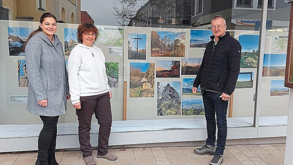 Zur Ausstellungser&ouml;ffnung hie&szlig;en B&uuml;rgermeister Markus Ackermann und Anna Ro&szlig;mann (links) vom Kultur- und Tourismusb&uuml;ro die Fotografin Sandra Bayer willkommen.